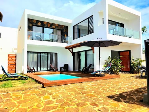 Property building, Patio, Day, Pool view, Swimming pool, sunbed