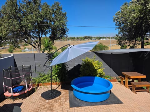 Patio, Swimming pool, sunbed