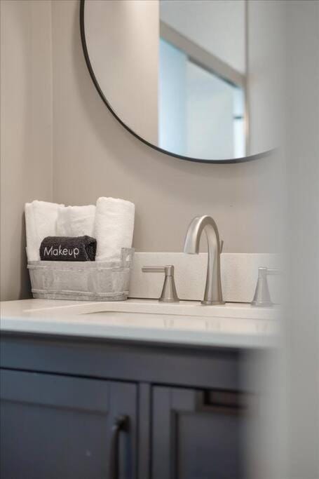 Convenient 2BR Near Convention & Hospitals Apartment in Meridian-Kessler