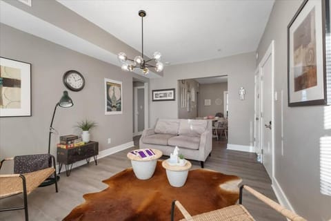 Convenient 2BR Near Convention & Hospitals Apartment in Meridian-Kessler