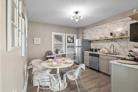 Convenient 2BR Near Convention & Hospitals Apartment in Meridian-Kessler