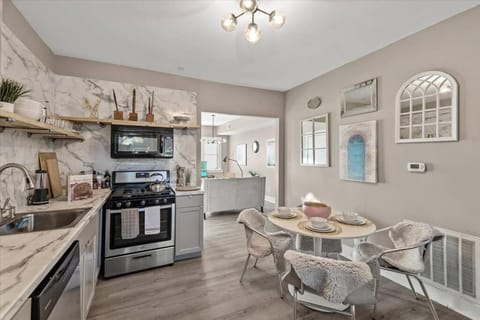 Convenient 2BR Near Convention & Hospitals Apartment in Meridian-Kessler