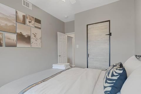 Pet&Baby Friendly 2BR w- in-unit Laundry WIFI Apartment in Meridian-Kessler