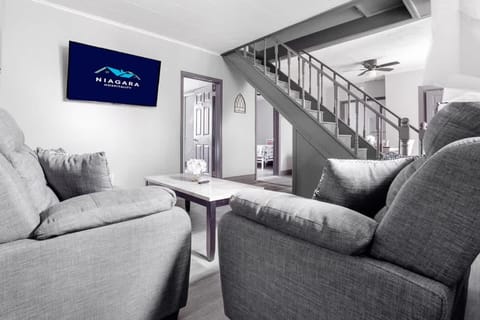 Comfortable 5BR 2BA near the falls House in Niagara Falls