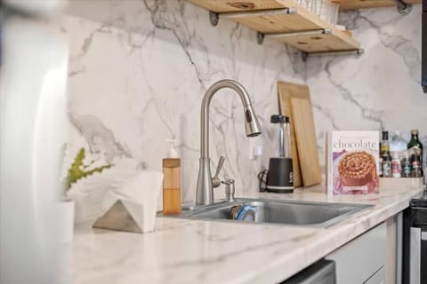 Convenient - Pet and Baby - Near Convention and Hospital Apartment in Meridian-Kessler