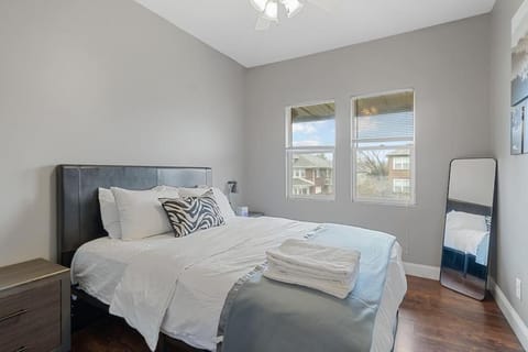 Convenient - Pet and Baby - Near Convention and Hospital Apartment in Meridian-Kessler