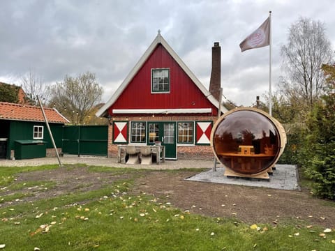 Property building, Hot Tub, Sauna, Spa and wellness centre/facilities