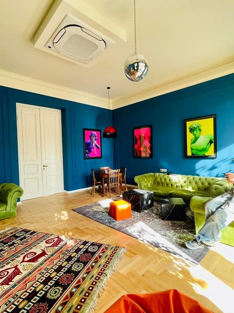 Communal lounge/ TV room, TV and multimedia, Living room, Seating area, air conditioner