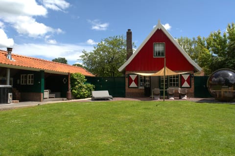Property building, Hot Tub, Sauna, Pets, Garden view, fireplace, pet friendly