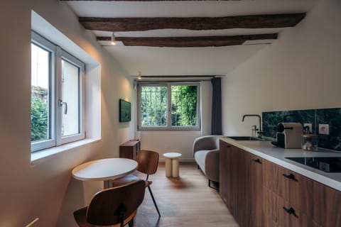 Kitchen or kitchenette, Living room, Seating area, Dining area