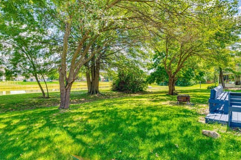 14 Mi to Lucas Oil Stadium Fire Pit and Yard! House in Indianapolis