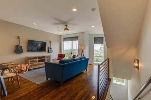 Walkable Hotspot Bars Nearby Broadway Close House in Berry Hill