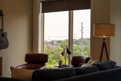 Walkable Hotspot Bars Nearby Broadway Close House in Berry Hill