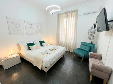 Bed, TV and multimedia, Photo of the whole room, Bedroom, towels, air conditioner