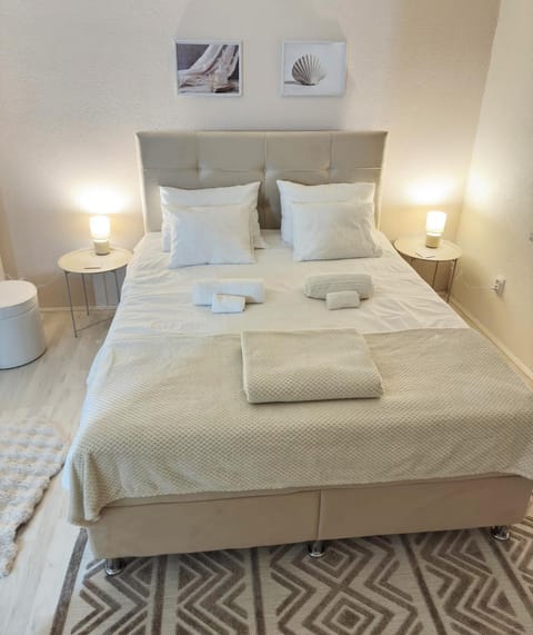 Bed, Bedroom, towels