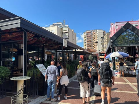 City view, Entertainment, Location, group of guests