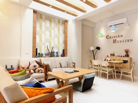 Property building, Facade/entrance, Living room, Lobby or reception, Decorative detail, Seating area, Dining area, Internal: Not applicable to any particular room