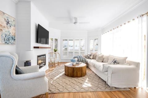 TV and multimedia, Living room, Seating area, Evening entertainment