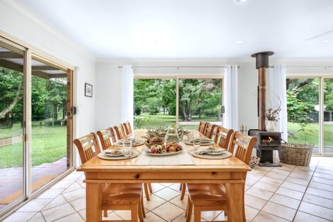 Garden, Living room, Seating area, Dining area, Garden view, fireplace