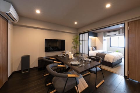Toilet, TV and multimedia, Dining area, air conditioner