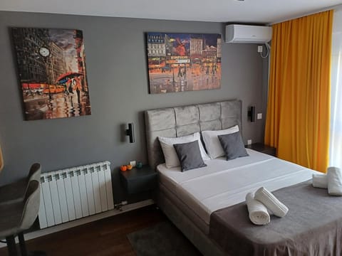 Photo of the whole room, internet, towels