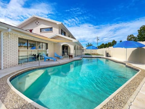 Property building, Swimming pool, sunbed