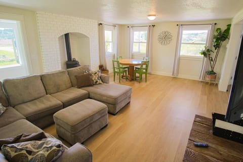 Living room, Seating area