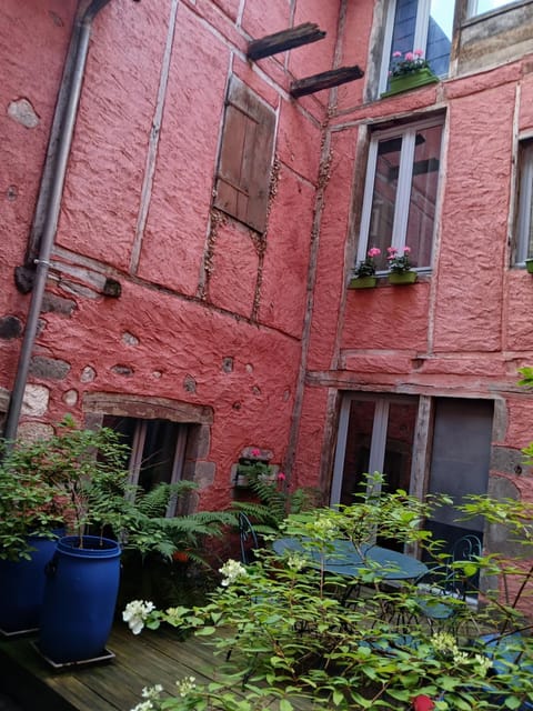 Maison de charme en bord de Jordanne Vacation rental in Aurillac