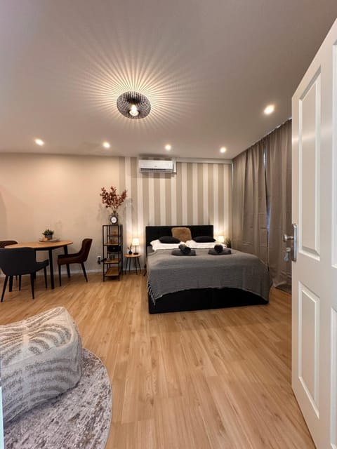 Bed, Photo of the whole room, Seating area