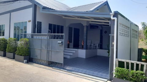 Property building, Patio, Facade/entrance, Parking