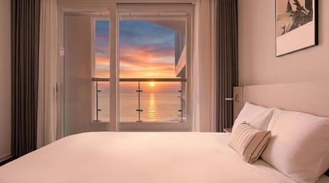 Bed, Sea view, Sunrise