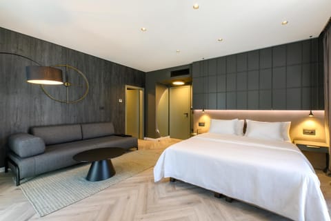 Bed, Photo of the whole room, Seating area, Bedroom