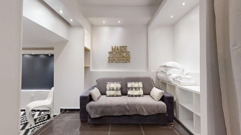 Bed, Living room, towels