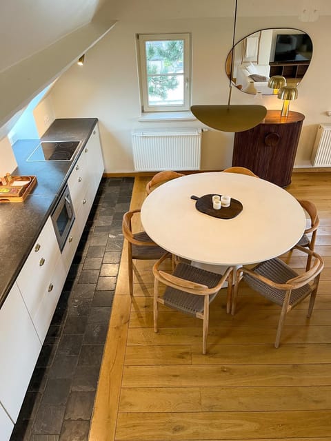 Kitchen or kitchenette, Dining area