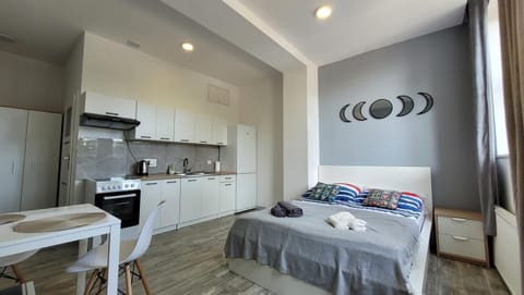 Bed, Kitchen or kitchenette, Photo of the whole room, Bedroom, towels