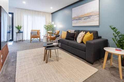 Facade/entrance, TV and multimedia, Living room, Decorative detail, Seating area