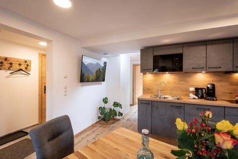 TV and multimedia, Coffee/tea facilities, Kitchen or kitchenette, Living room, Dining area, microwave, stove, kitchen