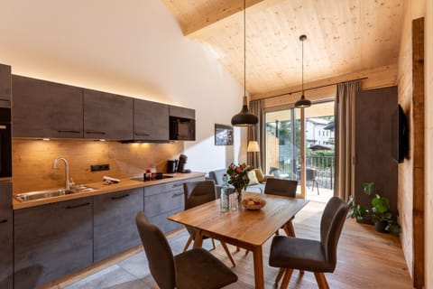 TV and multimedia, Coffee/tea facilities, Balcony/Terrace, Kitchen or kitchenette, Living room, Seating area, Dining area, microwave, stove, kitchen