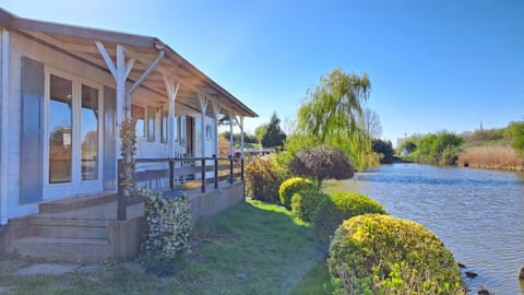Waterlodge met waterfiets op monumentaal fort Chalet in South Holland (province)