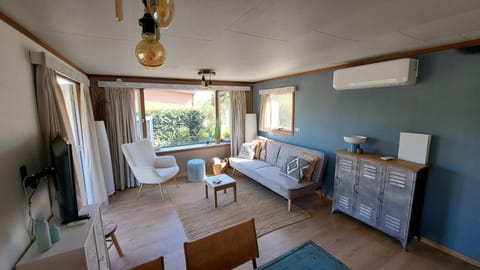 Waterlodge met waterfiets op monumentaal fort Chalet in South Holland (province)