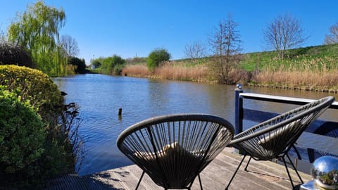 Waterlodge met waterfiets op monumentaal fort Chalet in South Holland (province)