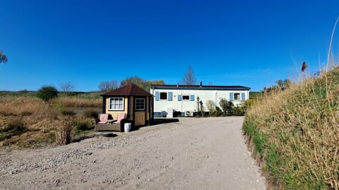 Waterlodge met waterfiets op monumentaal fort Chalet in South Holland (province)