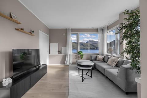 Natural landscape, TV and multimedia, Living room, Seating area, Mountain view
