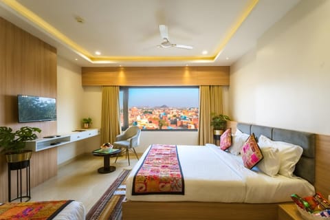 Bed, TV and multimedia, Photo of the whole room, City view