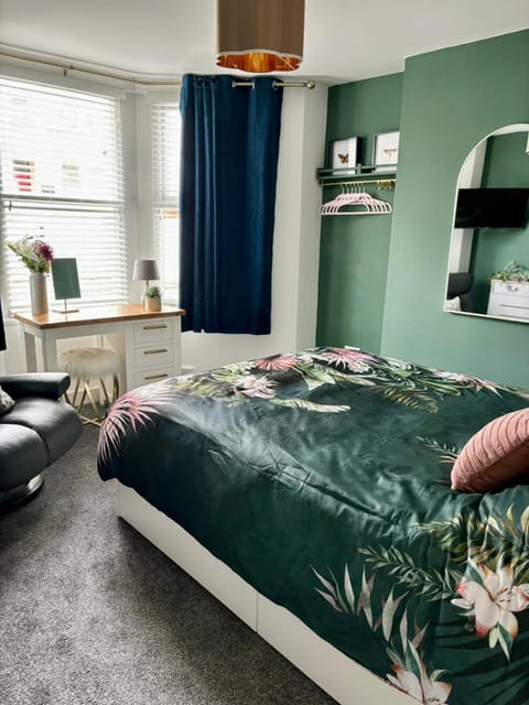 Bed, Garden, Decorative detail, Beach, Bedroom, towels