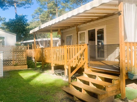 Property building, Patio, Spring, Day, Garden view