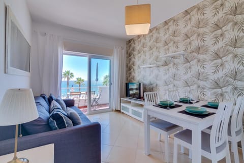 TV and multimedia, Seating area, Dining area, Sea view
