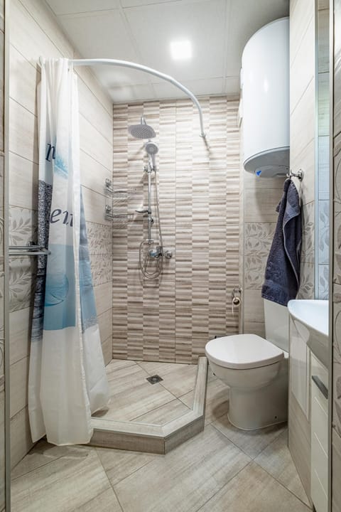 Shower, Toilet, Bathroom, towels