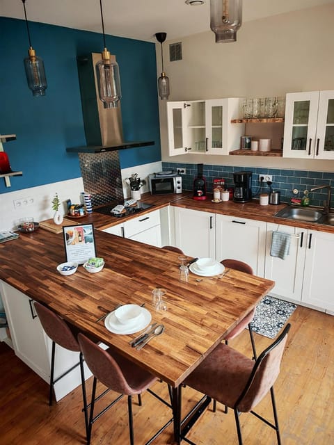 Kitchen or kitchenette, Dining area, stove