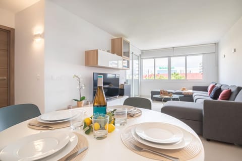 TV and multimedia, Living room, Seating area, Dining area, air conditioner